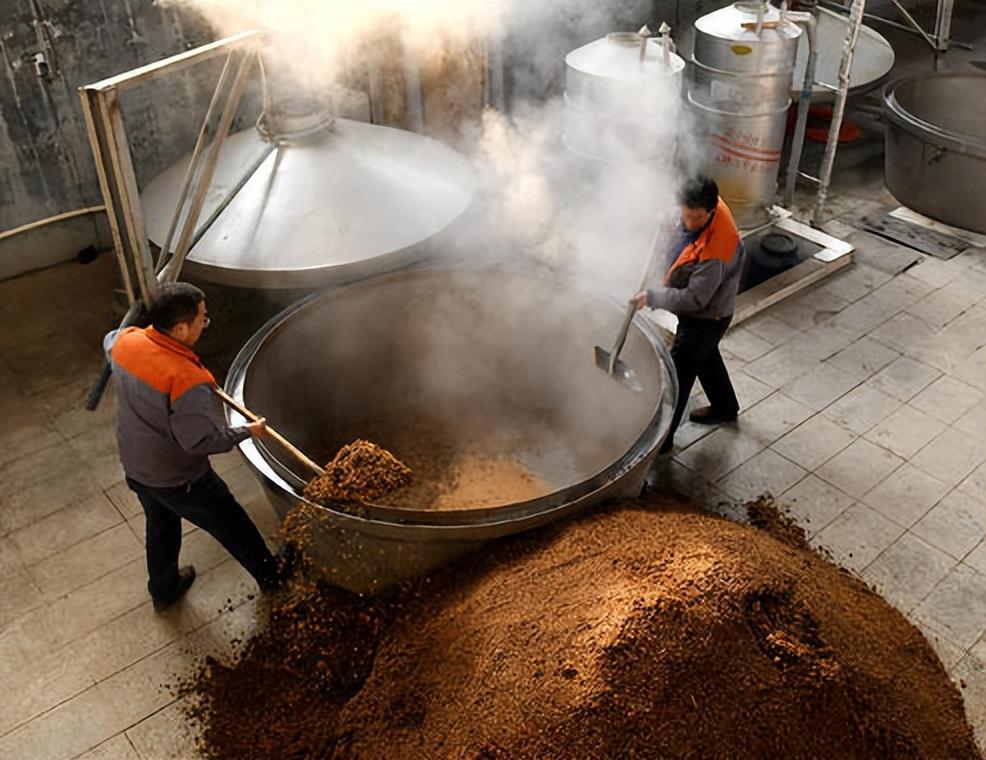 100斤高粱能釀多少酒?一瓶酒能有多少利潤,62歲釀酒師說出實情